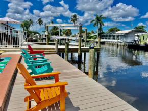 Hot tub and Dock Gilligan's on the Island